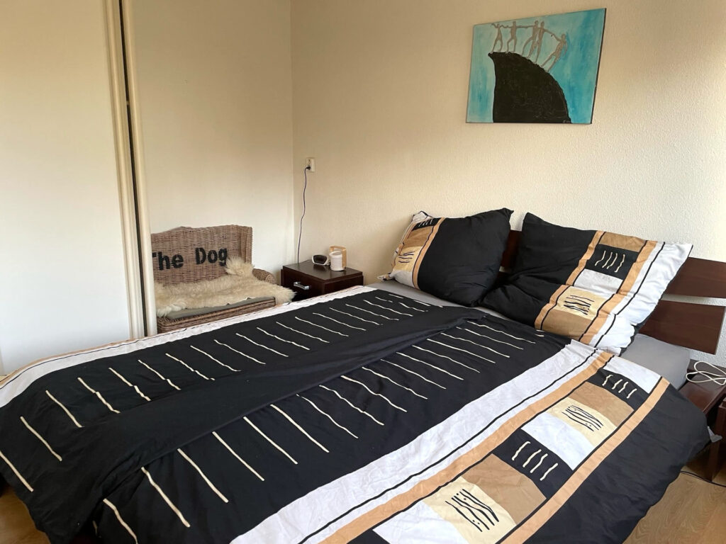 Schlafzimmer mit Hundeschlafplatz